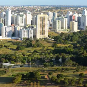 Pintor profissional em Águas Claras, Brasília, especializado em pintura de apartamentos, condomínios e comércios, oferecendo serviços para reformas e revitalizações com acabamento impecável e uso de materiais de alta qualidade.