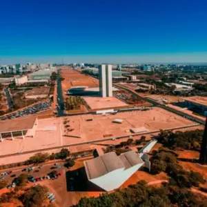 Pintor profissional no Distrito Federal realizando serviços de pintura residencial e comercial com acabamento de alto padrão em casas, apartamentos, salas comerciais e fachadas, ideal para reformas, manutenção e revitalização de ambientes internos e externos.